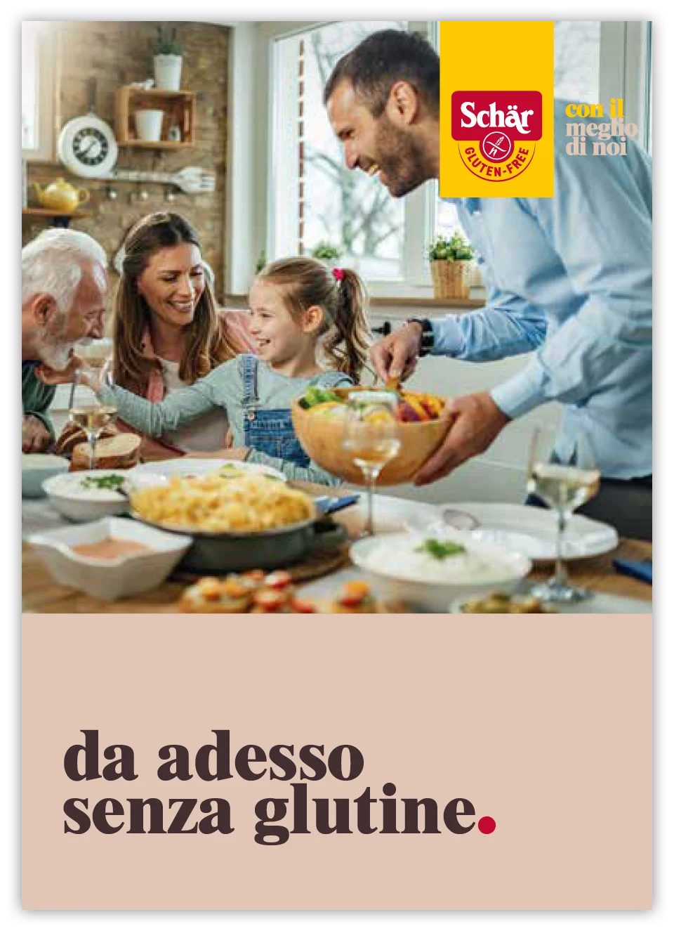 Una famiglia condivide un pasto in un tavolo accogliente con piatti vari, risate e gioia in una cucina luminosa