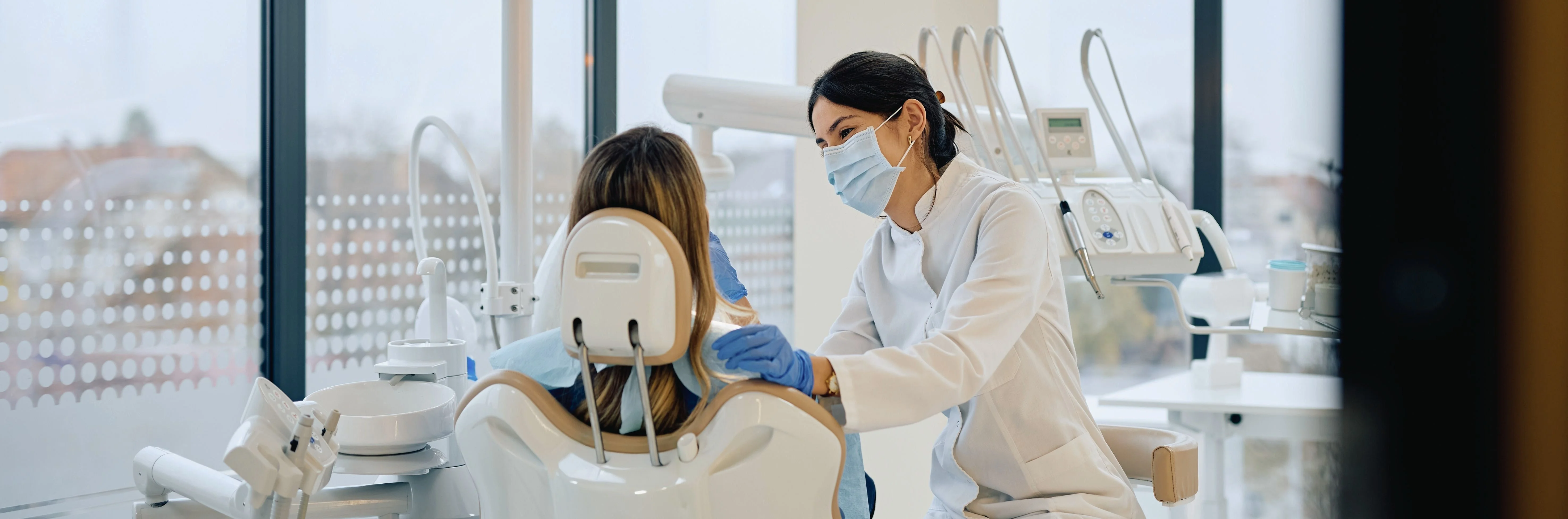 una donna sulla poltrona del dentista