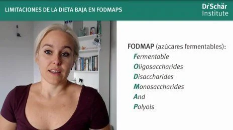 Una mujer rubia habla sobre las limitaciones de la dieta FODMAP, con una lista de azúcares fermentables en pantalla
