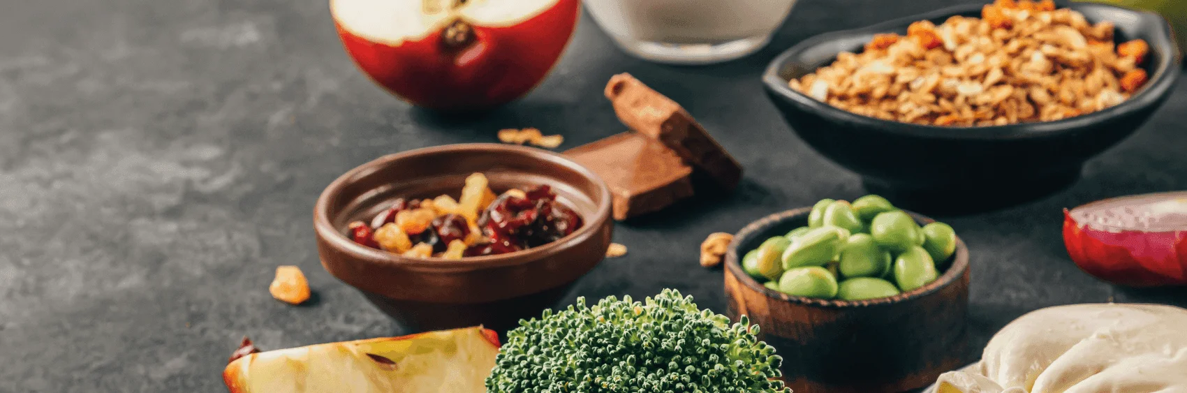 Schwarzer Tisch mit FODMAP-armen Lebensmitteln