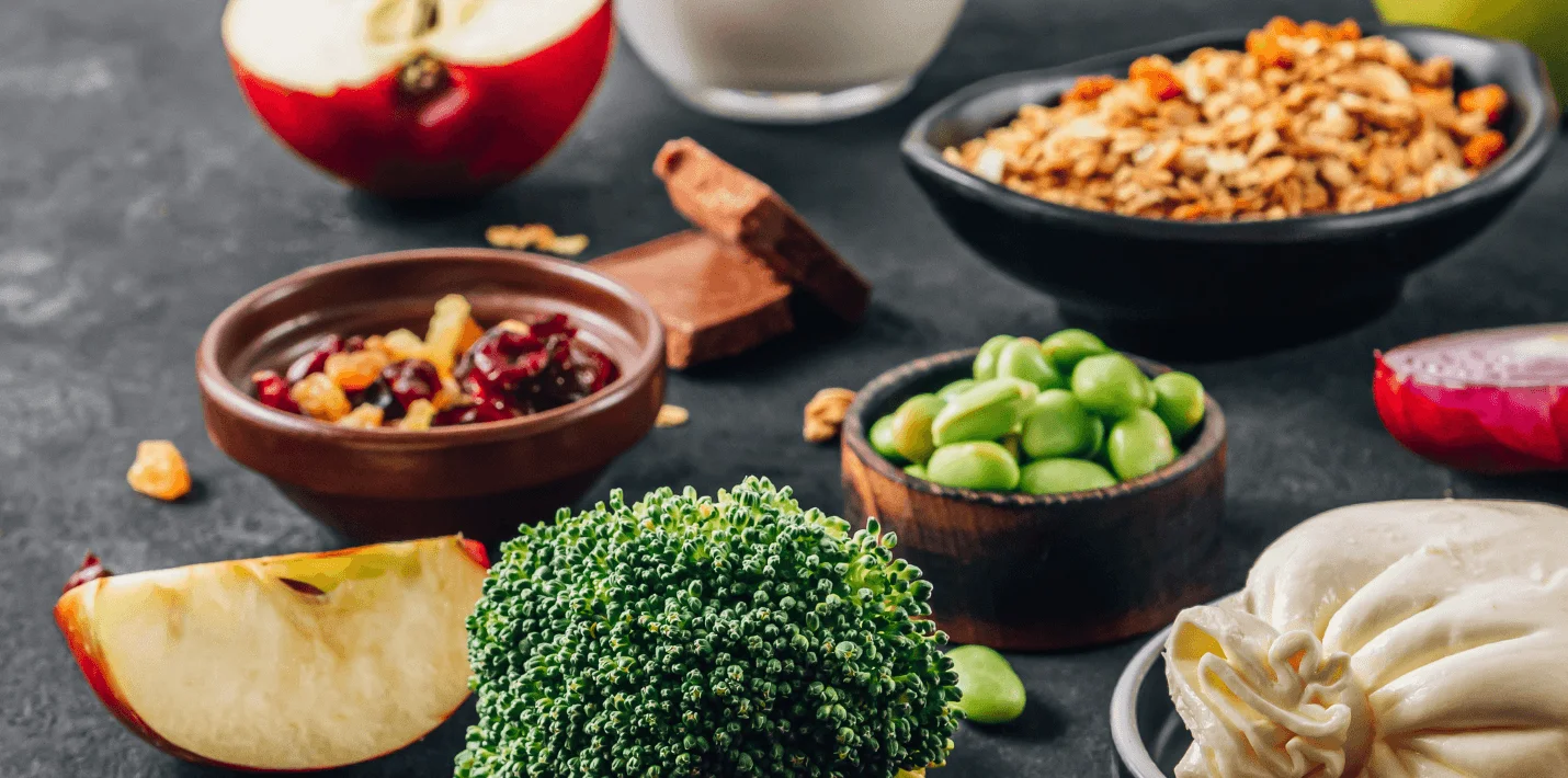 Tavola nera con alimenti a basso contenuto di FODMAP