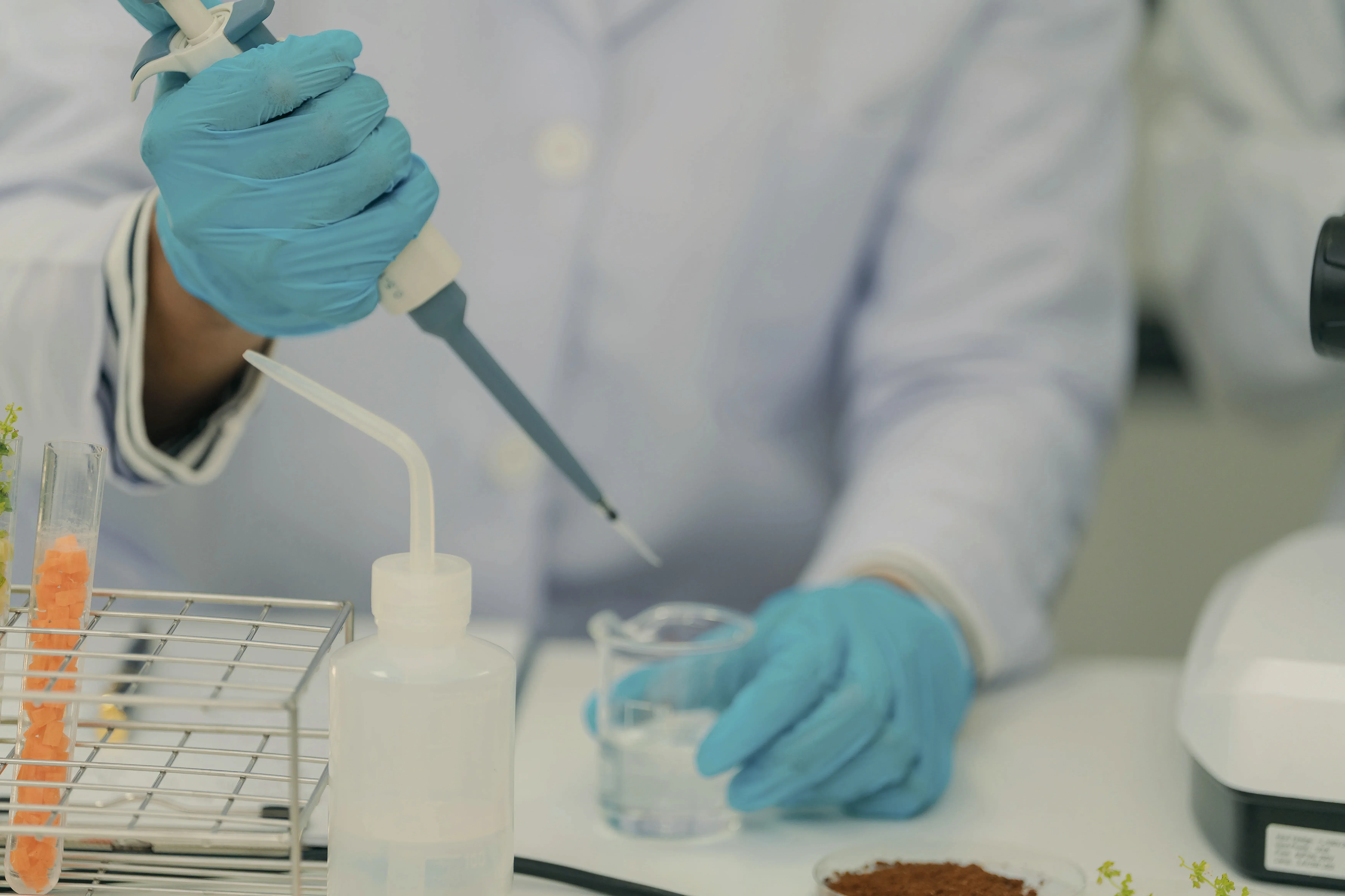 persona al lavoro in un laboratorio