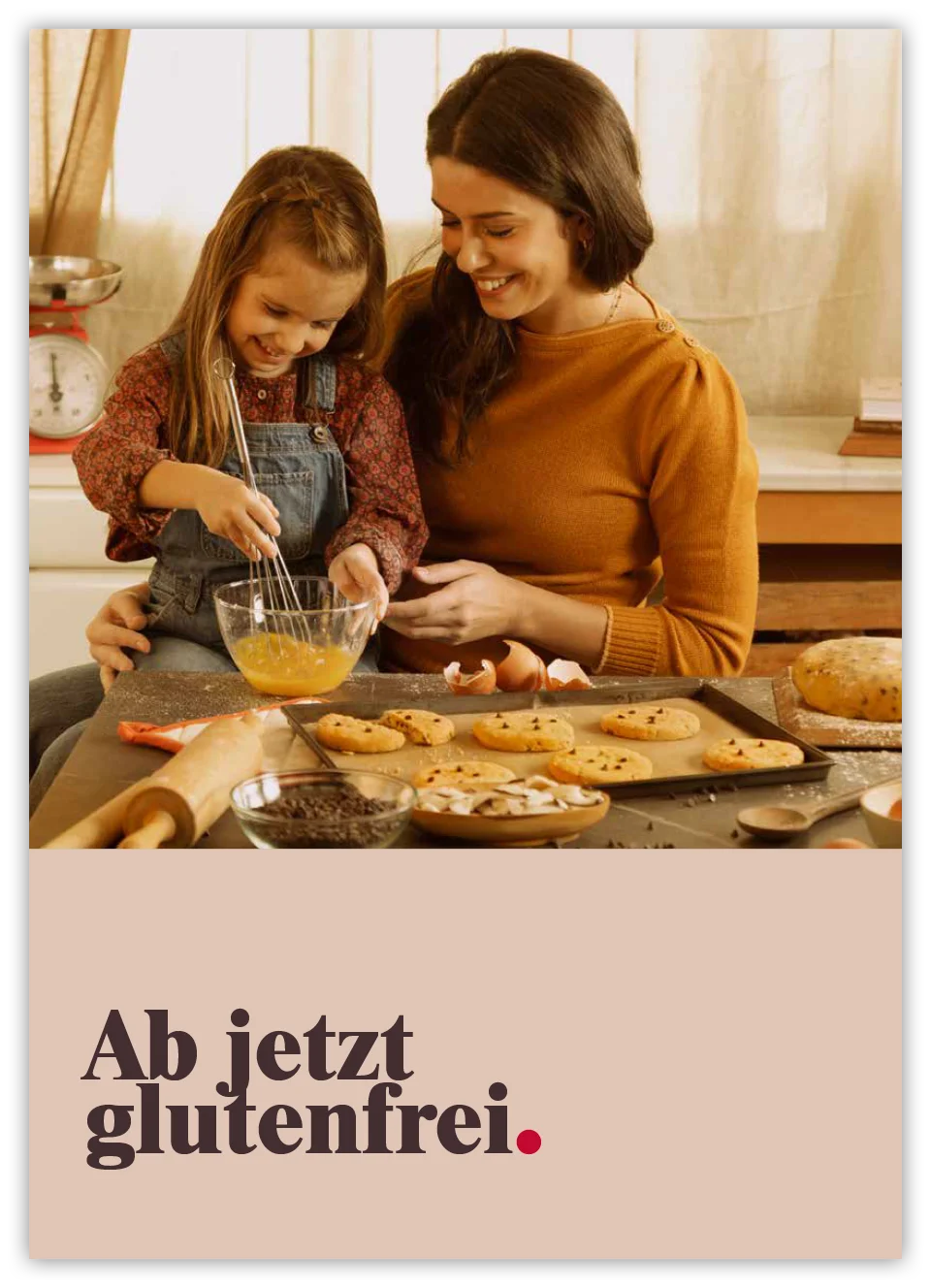 Eine Frau und ein Mädchen backen zusammen, mischen Zutaten in einer Schüssel mit Gebäck auf dem Tisch