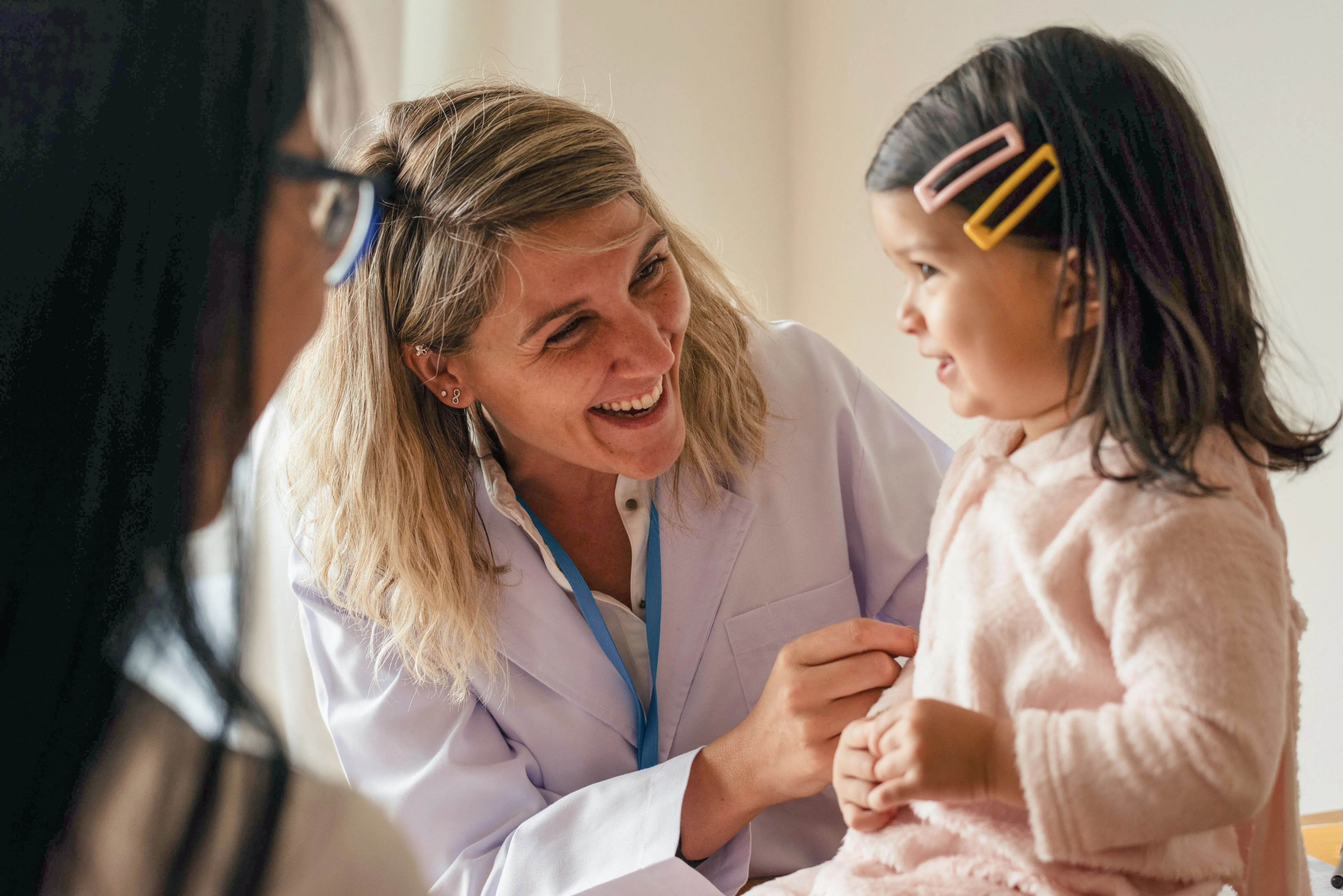 visita da un pediatra con una bambina
