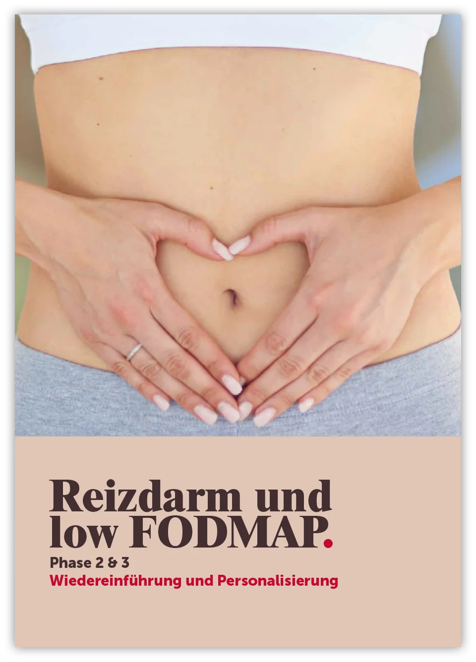 Eine Person mit Händen, die eine Herzform auf ihrem Bauch bilden, im Fokus auf Darmgesundheit und die Low-FODMAP-Diät