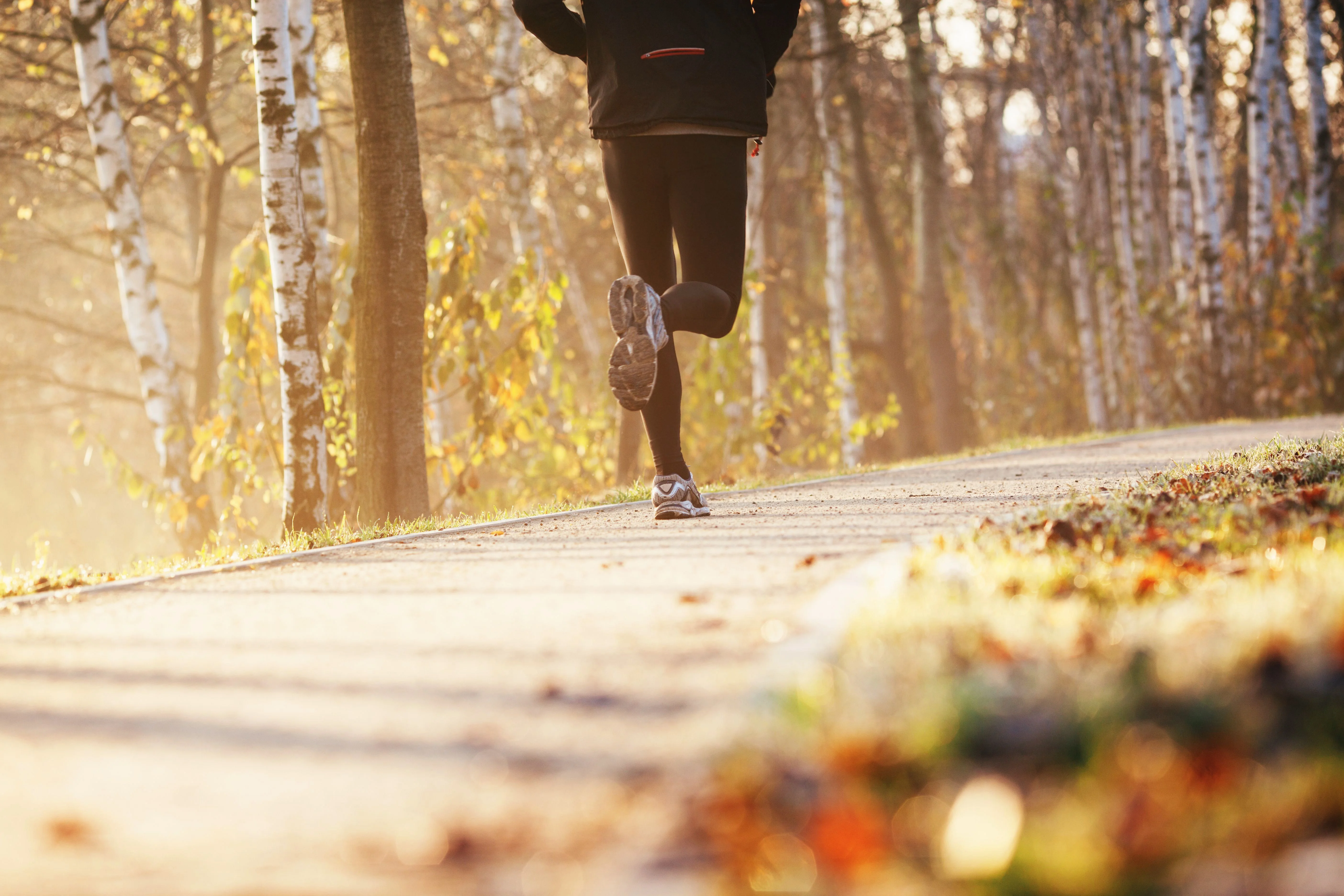 Donna che corre in un parco