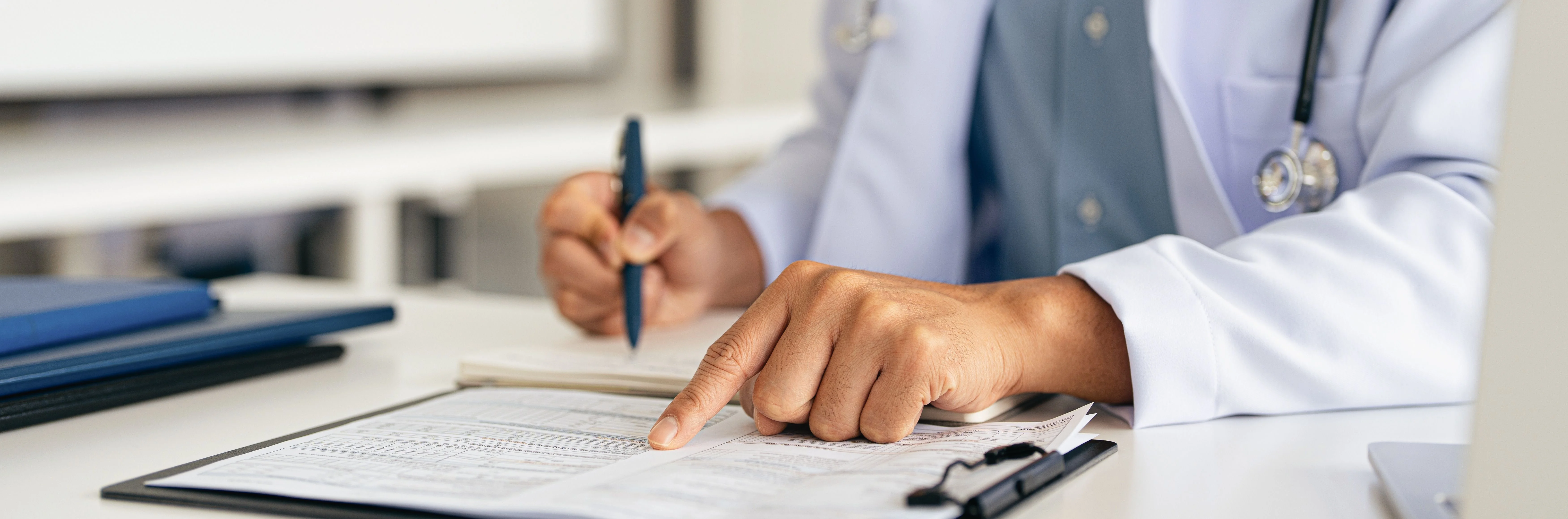 médecin rédigeant un rapport