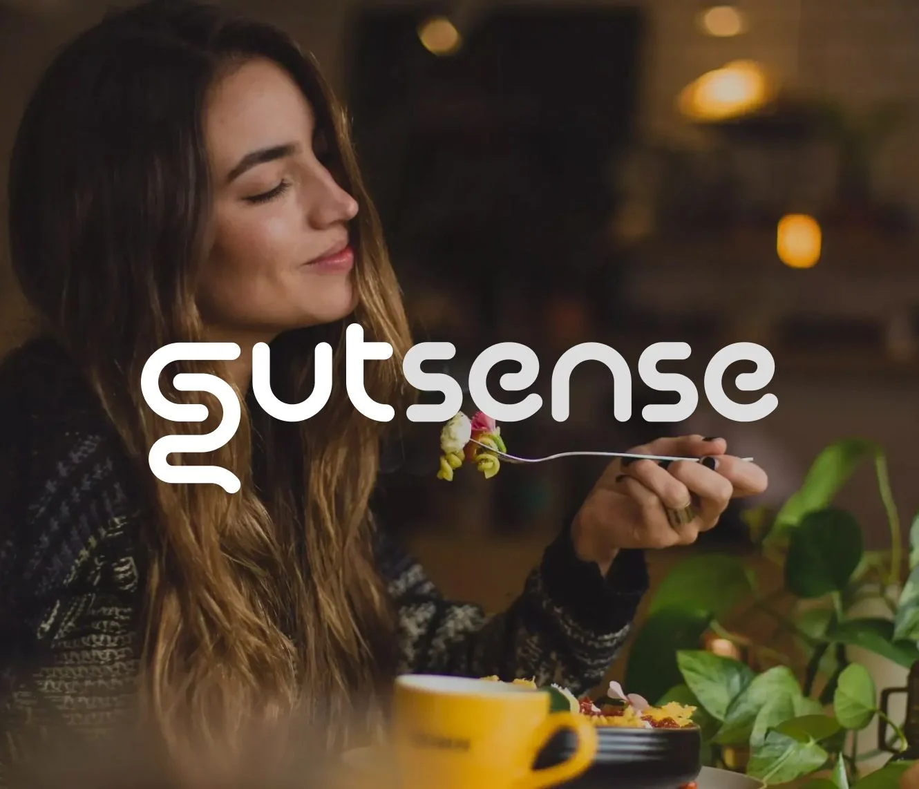 Eine Frau genießt ein buntes Gericht und hält eine Gabel mit Blumen in einem gemütlichen Café